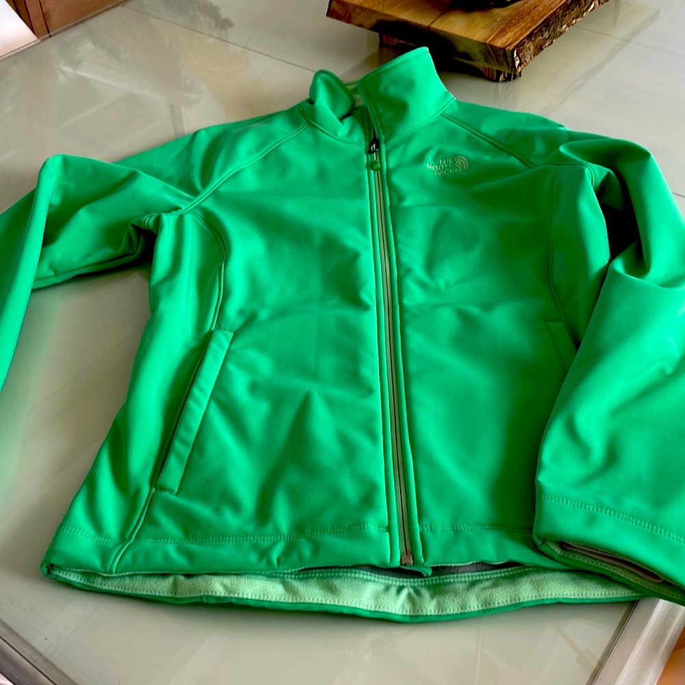 Bright green north face such a great color perfect condition